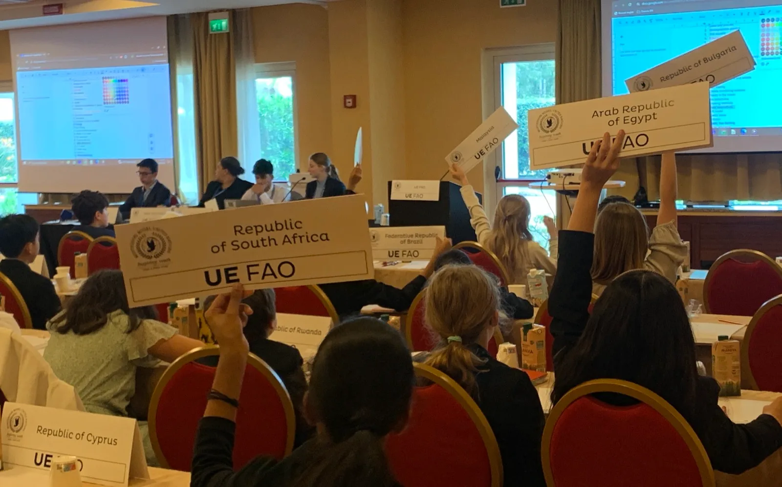 Jugendliche bei einer MMUN-Konferenz im Gespräch