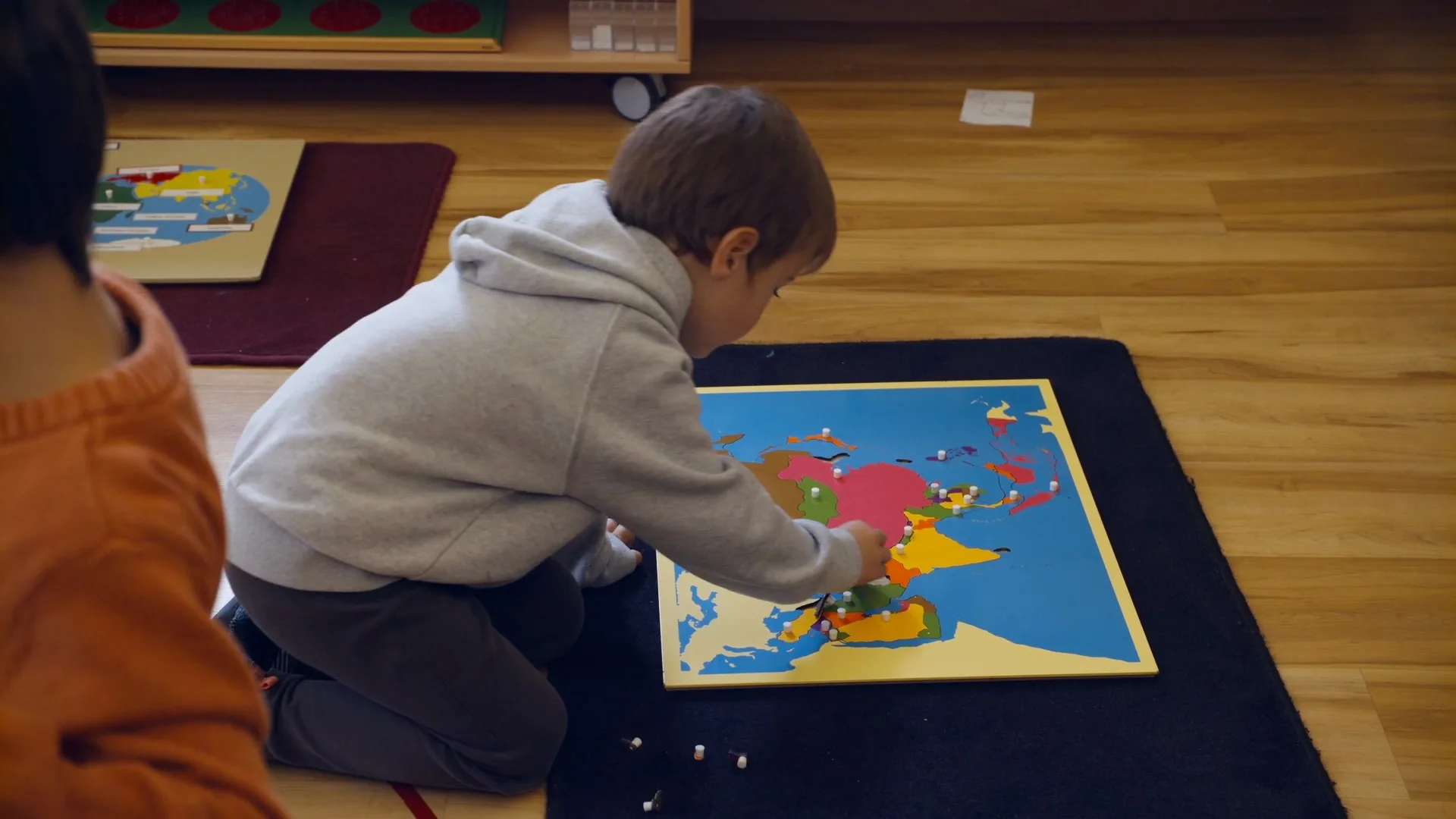Kinder im Kinderhaus beim freien Spielen