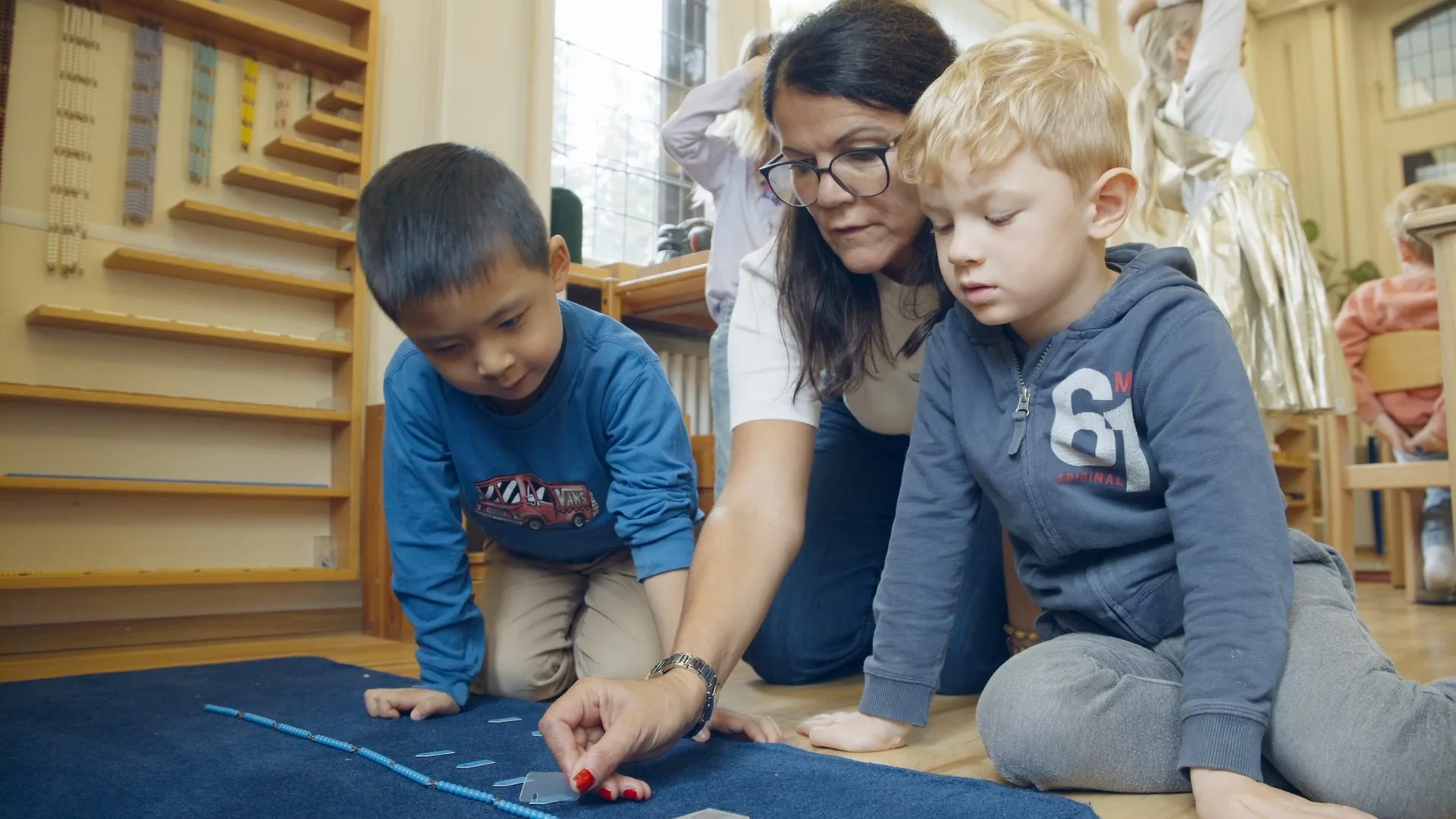Kinder in konzentrierter Freiarbeit am Vormittag