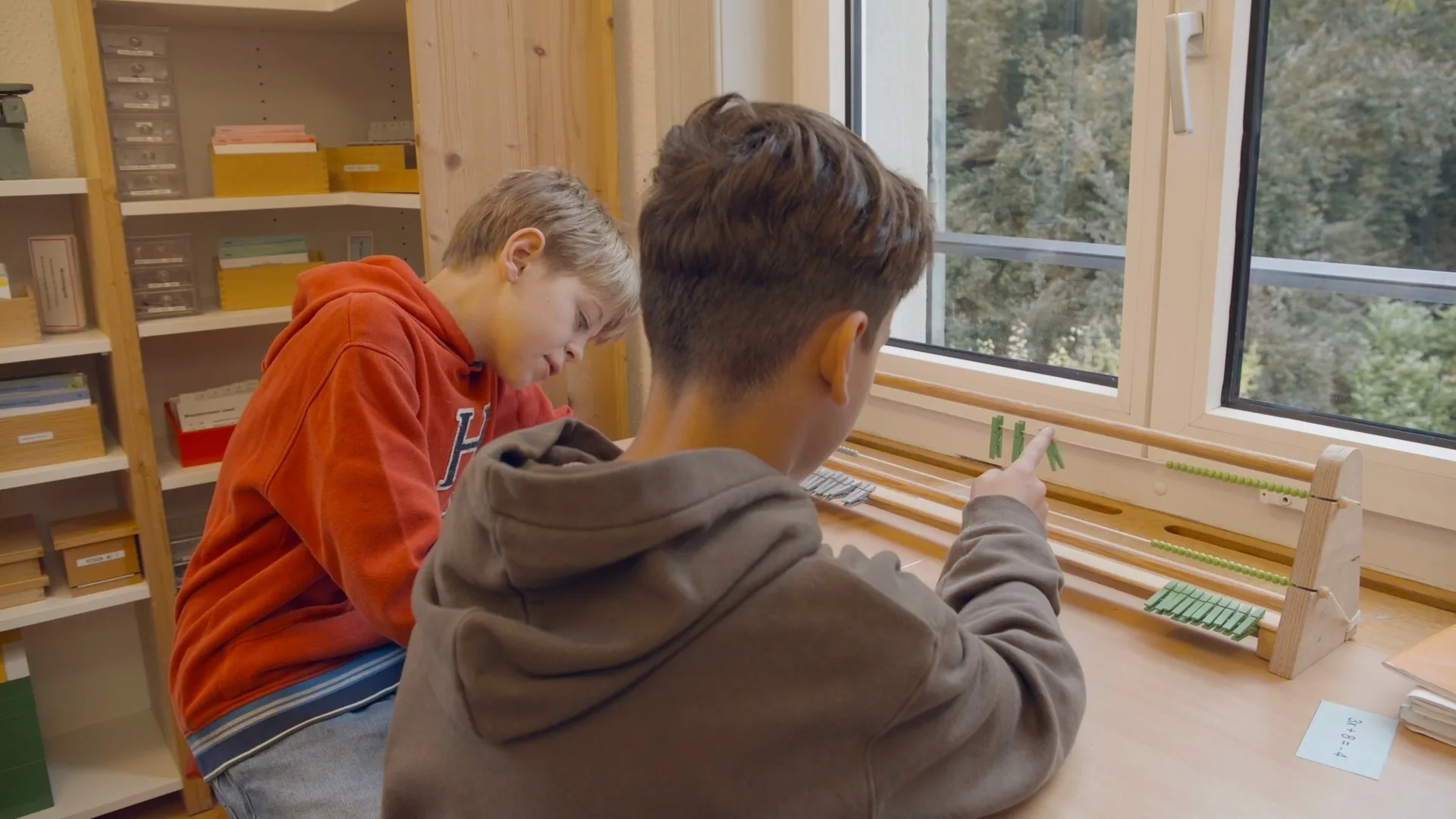 Mittelstufenkinder bei der Vorbereitungsarbeit