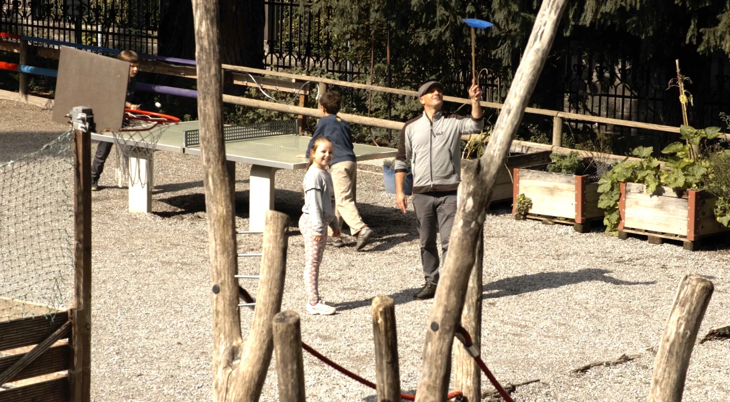 Begleiter mit Kindern im Aussenbereich der Schule