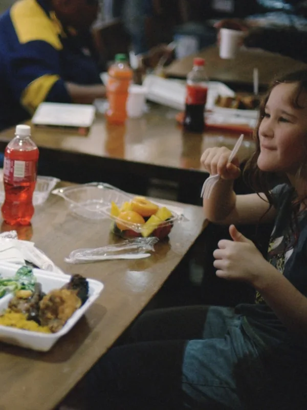 Kinder beim gemeinsamen Mittagessen