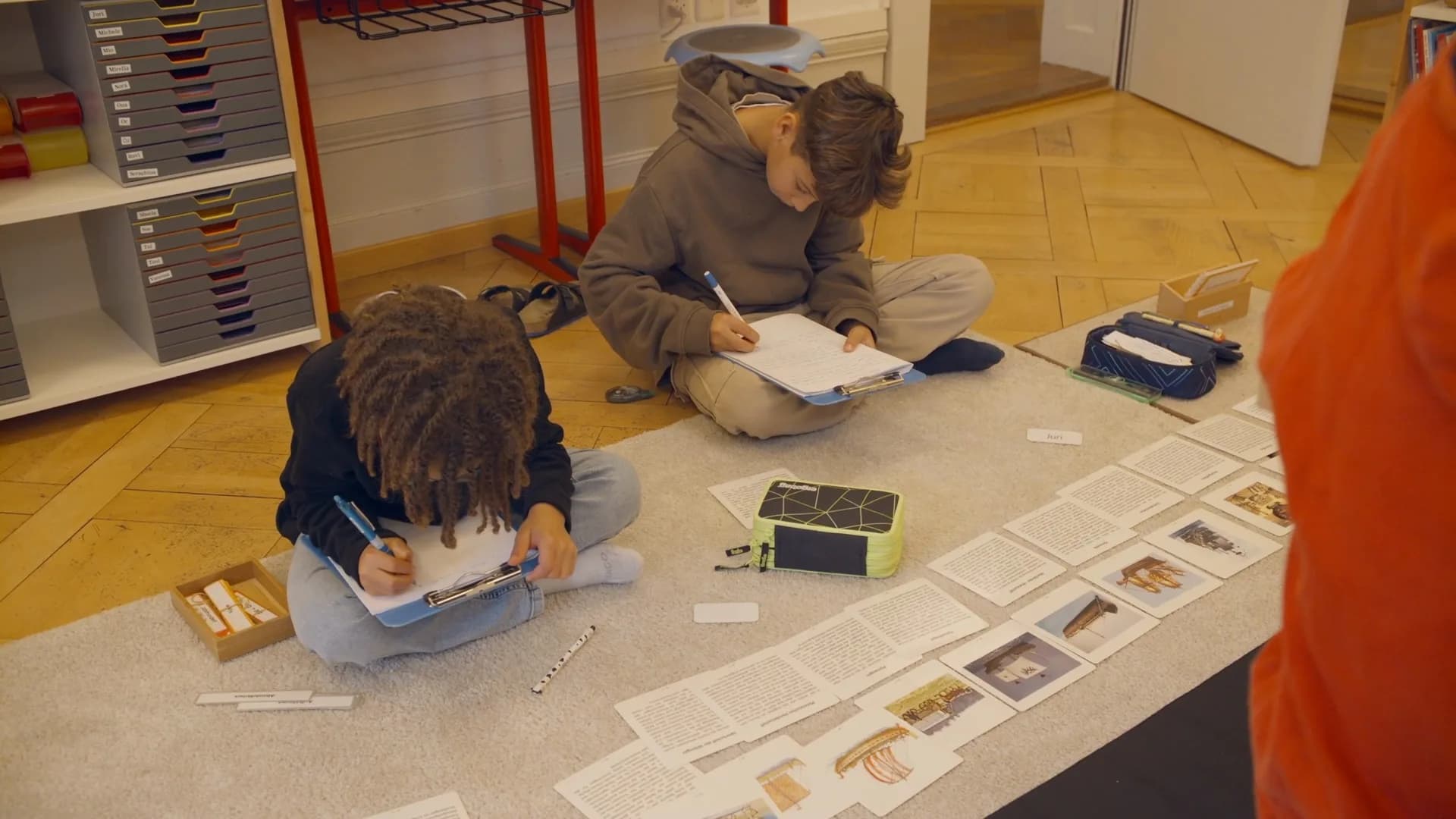 Kind bei der Freiarbeit mit Montessori-Material