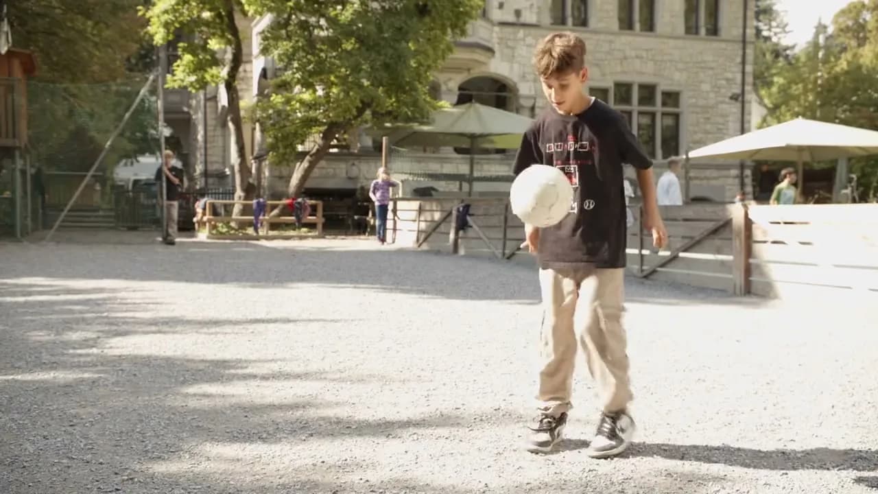 Kinder beim gemeinsamen Frühstück