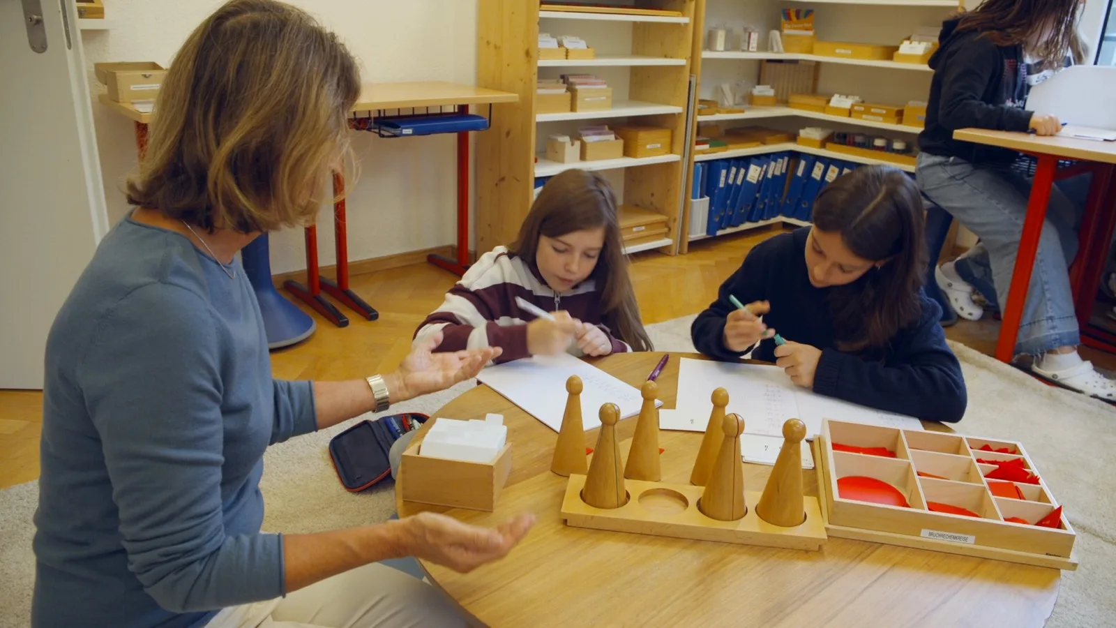Kinder lernen in einem zweisprachigen Klassenzimmer