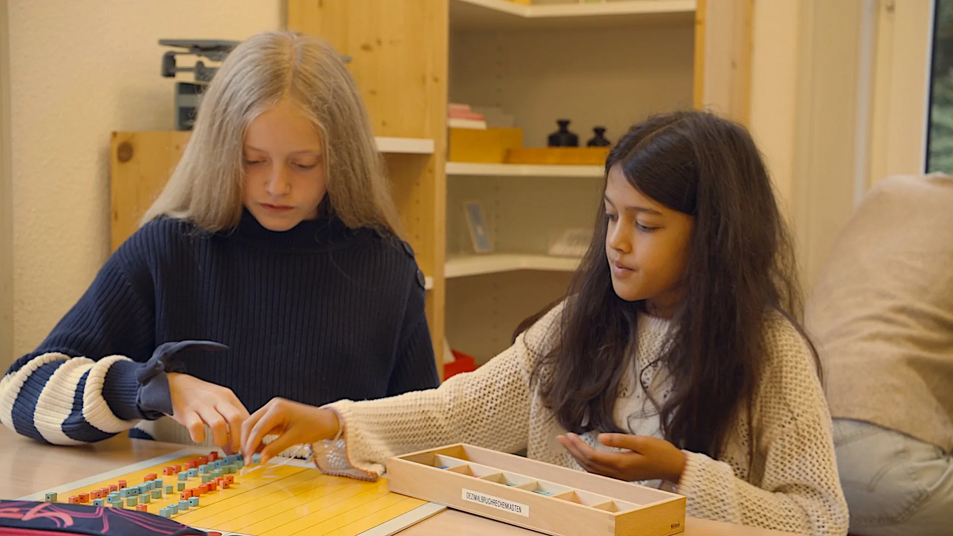 Kinder bei der Arbeit mit Montessori-Material