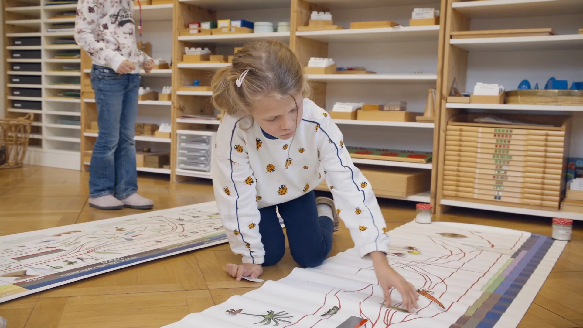 Kinder beim selbständigen Arbeiten in der Primarschule